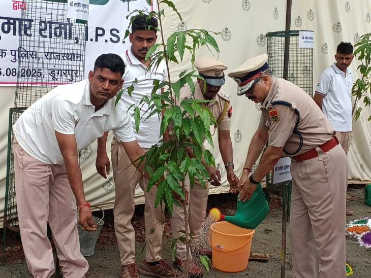 डीजीपी राजीव कुमार शर्मा ने डूंगरपुर पुलिस लाइन में पौधरोपण किया।