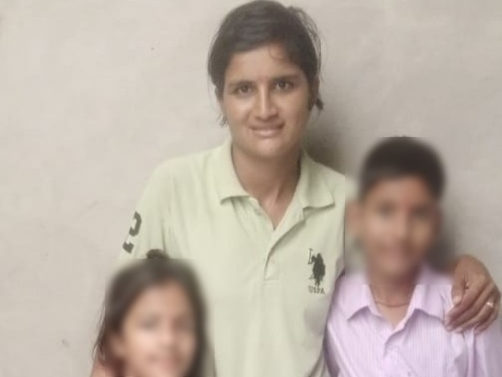 मां नीतू सिंह के साथ दोनों बच्चे।