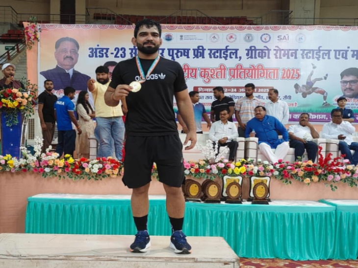 गोल्ड मेडलिस्ट सचिन सिग्रोहा अपना मेडल दिखाते हुए।