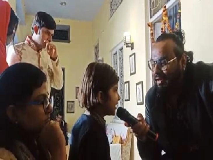 फिल्म तोता की शूटिंग के दौरान एक्शन बोलती छोटी बच्ची।