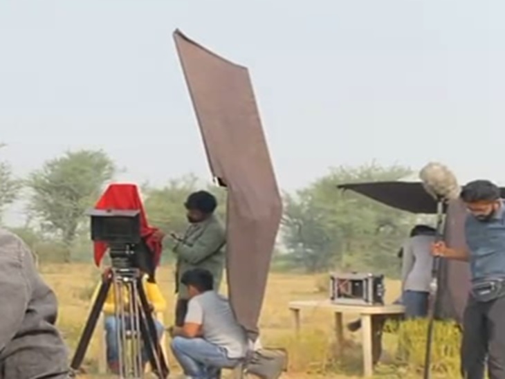 फिल्म तोता की शूटिंग के दौरान कैमरा सेट करते हुए।