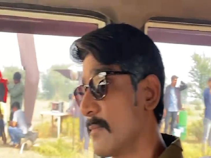 फिल्म तोता की शूटिंग के दौरान कलाकार।