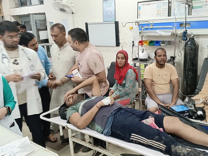 In Hamirpur, the injured person who was carrying the gaushala on people carrying the bier in the hospital during treatment in the hospital.