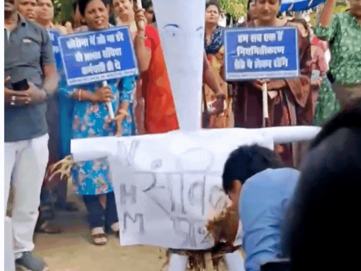 बिलासपुर में संविदा प्रथा का पुतना बनाकर दहन किया गया।