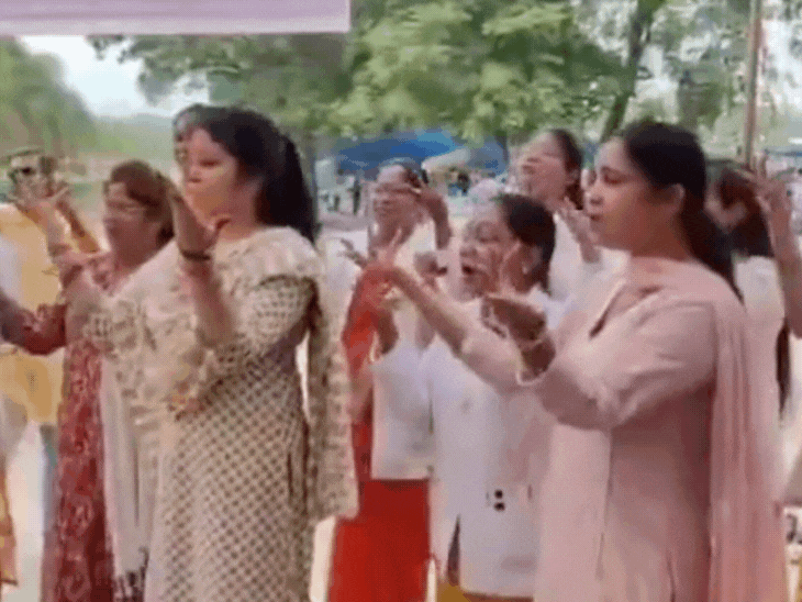 "क्या हुआ तेरा वादा" गाना गाकर किया गया विरोध प्रदर्शन।