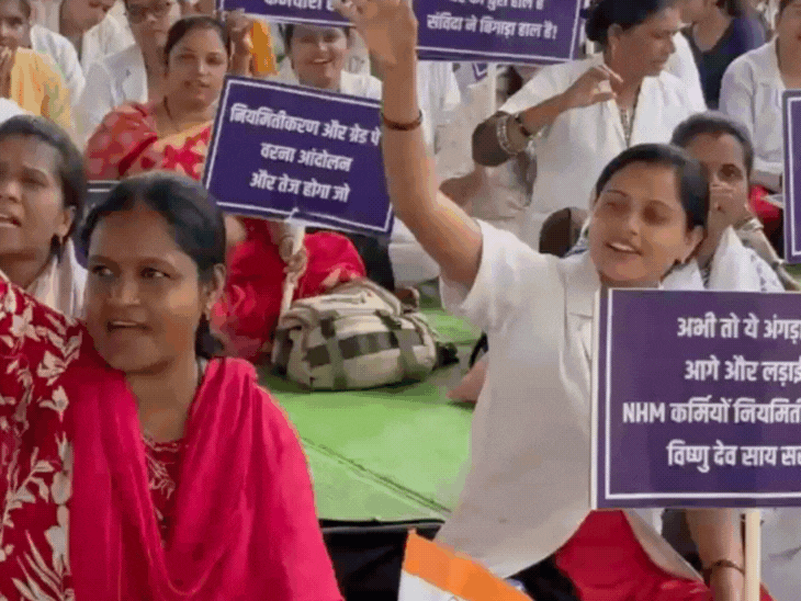 रायपुर में बड़ी संख्या में NHM कर्मचारी पहुंचे हुए हैं। लगातार जारी है प्रदर्शन।