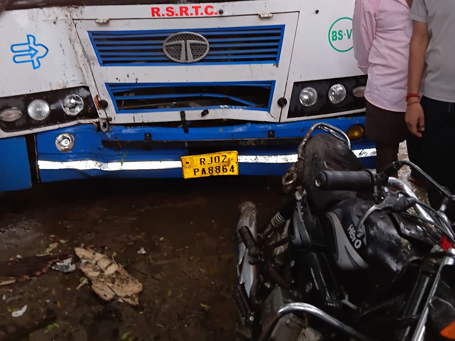 घर के बाहर खड़ी बाइक को टक्कर मारते हुए बस ने एक चाय की दुकान को क्षतिग्रस्त कर दिया। पेड़ से टकराने के बाद रुक गई।