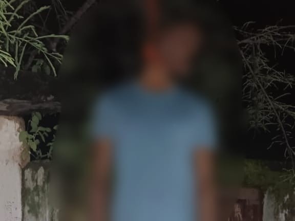 आंवला के पेड़ पर फंदे से लटकता मिला शव।