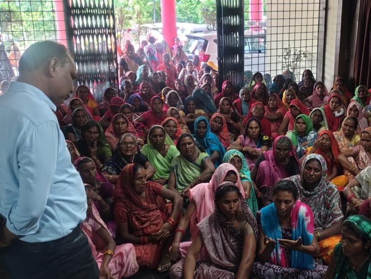 अधिकारियों ने महिलाओं को रोकने का प्रयास किया।