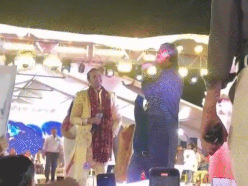 सुनील शेट्टी का यह वीडियो भोपाल में हुए जन्माष्टमी के एक कार्यक्रम का बताया जा रहा है।