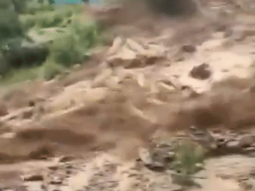 डोडा के चहरवा नाला में मंगलवार को बादल फटने से पानी के साथ ढेर सारा मलबा बहकर आ गया।