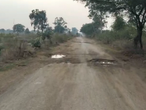 मुंगेली जिले में भी सड़कों की हालात बेहद खराब है। सड़क पर बड़े-बड़े गड्ढे हो गए हैं।