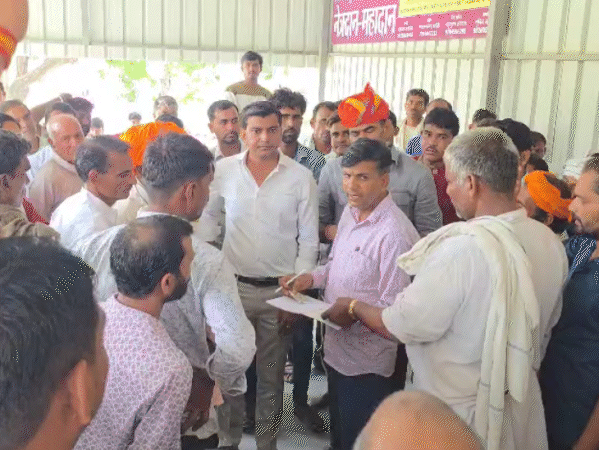 बच्चे के परिवार वाले और माली समाज के लोग किशनगढ़ के यज्ञनारायण हॉस्पिटल परिसर में धरना दे रहे हैं।