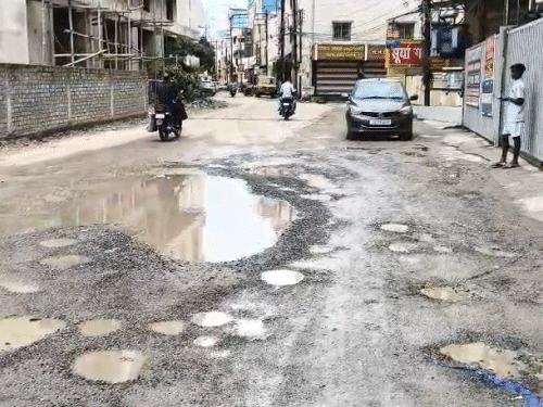 बिलासपुर में सड़कों की हालत बेहद खराब है। सड़कों की दुर्दशा देखकर हाईकोर्ट ने नाराजगी जताई है।