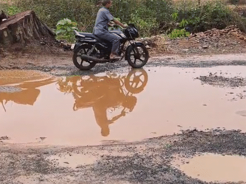 बलरामपुर में सड़कों की हालत खस्ता है। जगह-जगह से सड़कें टूट गई हैं। राहगीरों को परेशानियों का सामना करना पड़ रहा है।
