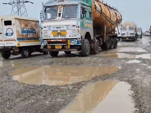 बलौदाबाजार में बड़ी-बड़ी गाड़ियों की वजह से सड़कें समय से पहले टूट गई हैं। अब सड़क पर गड्ढे ही गड्ढे हो गए हैं।