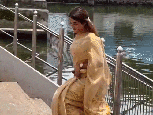 In the 40 second video, Jasmine shot the video near the pond.