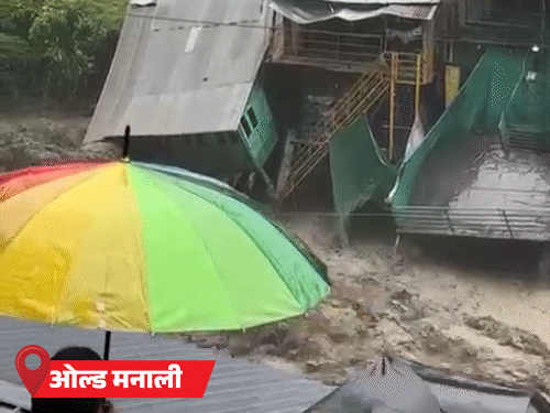 പഴയ മനാലിയിലെ മനോഷ്ട നളയുടെ ശക്തമായ പരിധിയിൽ മൂന്ന് വീടുകൾ കേടായി.