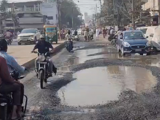 सड़क पर गड्ढे होने की वजह से लोगों को आने-जाने में तकलीफें हो रही हैं।
