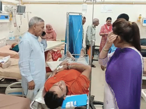 An injured person admitted in Hamirpur Hospital.