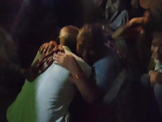 हादसे के बाद मृतक मजदूर के घर के बाहर बैठे परिजन रोते हुए।