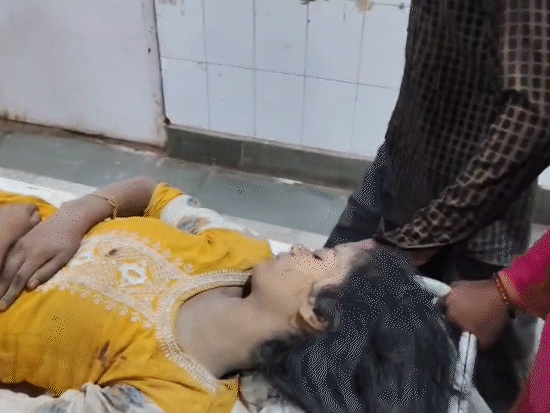 जर्जर मकान की मलबे में दबकर घायल हुई 17 वर्षीय रोशनी।