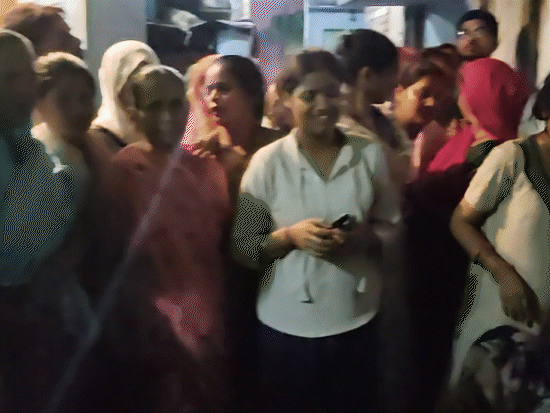 हादसे के बाद मजदूर के घर इकट्‌ठा लोग।