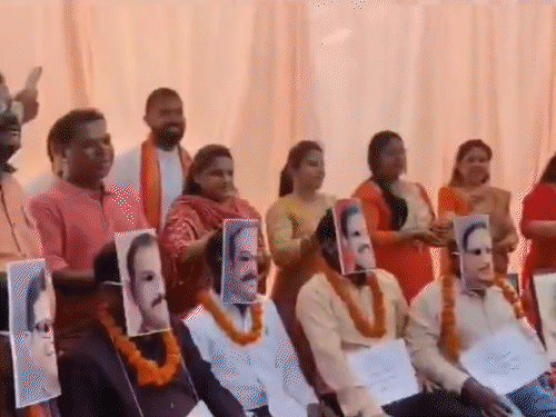 'क्या हुआ तेरा वादा' गाना गाकर जताया गया विरोध प्रदर्शन।