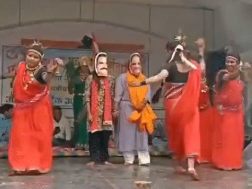 कर्मचारियों के पैरोडी गाने और डांस सोशल मीडिया पर वायरल हो रहे हैं।