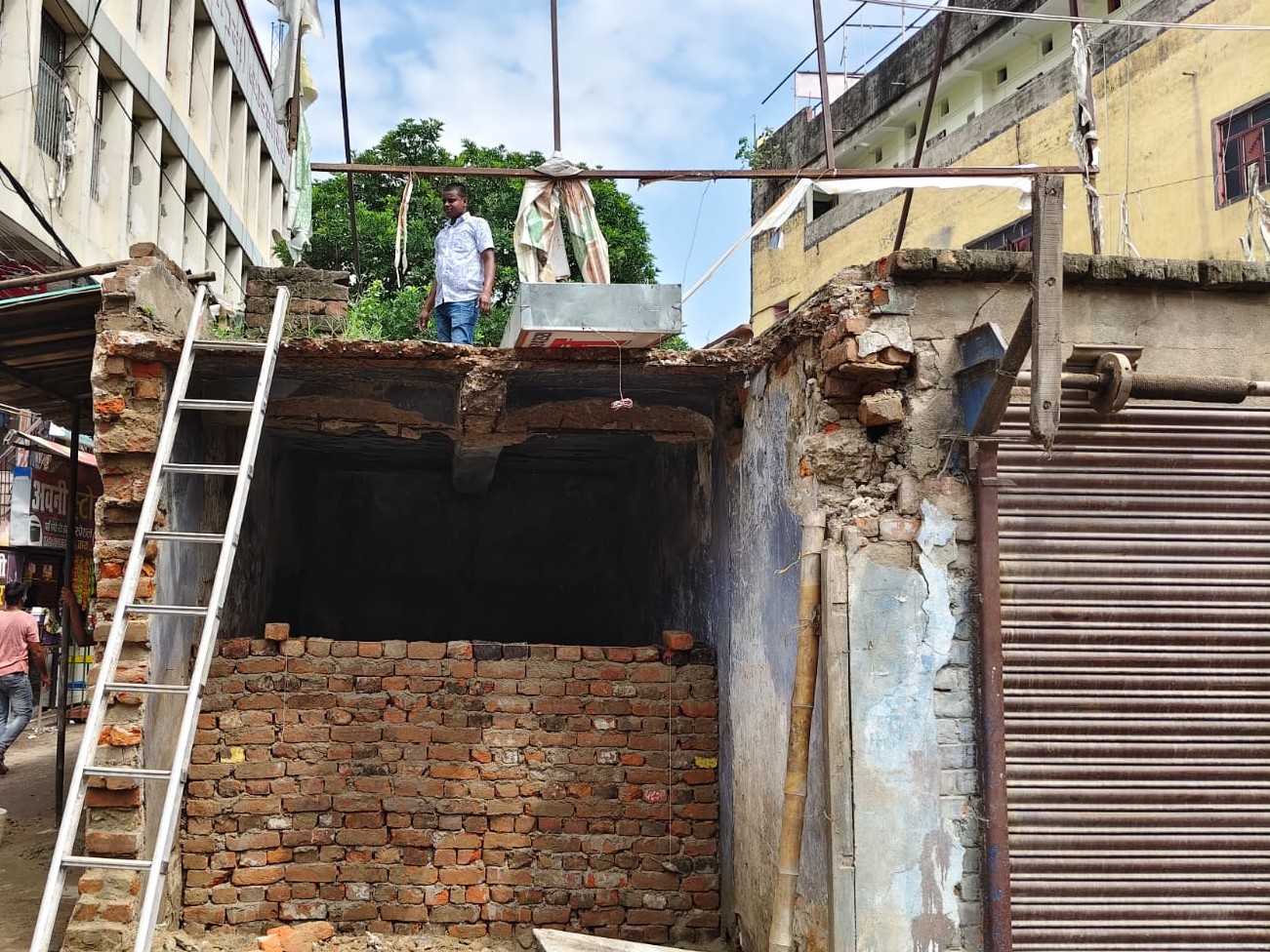 अवैध दुकानों को तोड़ा जाएगा।