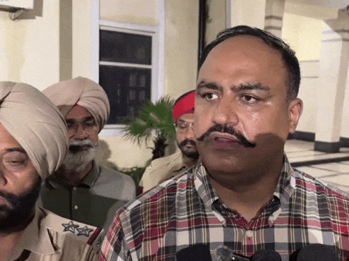 पटियाला के एसपी पलविंदर सिंह चीमा जानकारी देते हुए।