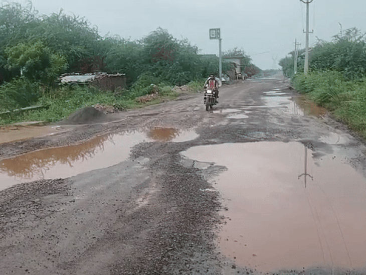 सड़कों पर दरारें पड़ रही हैं। गड्ढे हो गए हैं, जहां बाइक चलाना भी मुश्किल है।