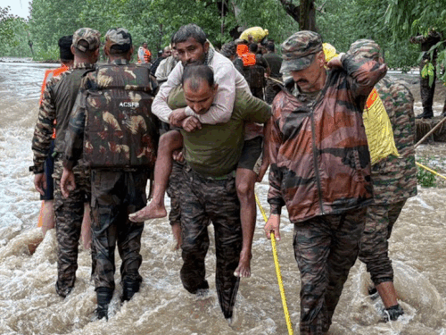 पठानकोट में बाढ़ में फंसे लोगों को निकालने के लिए सेना बुलाना पड़ी।  हेलिकॉप्टर से भी लोग रेस्क्यू किए गए। - Dainik Bhaskar