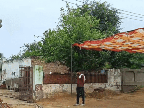 मनीषा के घर के बाहर ही श्रद्धांजलि सभा के लिए टेंट लगाया गया है।