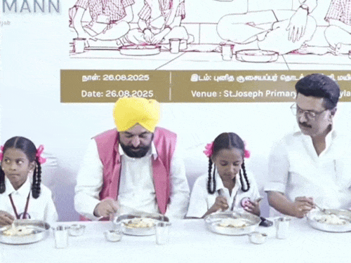 पंजाब सीएम भगवंत और तमिलनाडु के सीएम एम के स्टालिन बच्चों के साथ बैठ ब्रेक फास्ट स्कीम में खाना खाते हुए। - Dainik Bhaskar