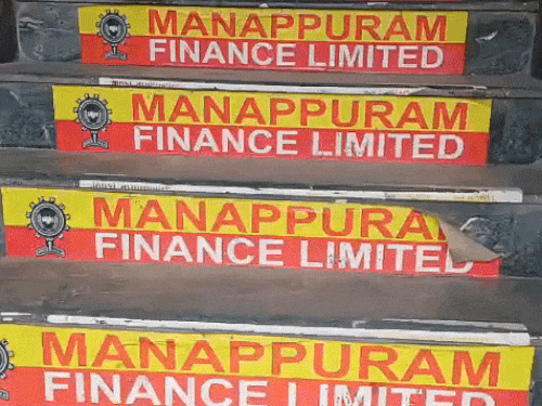 The accused entered inside using these stairs of Manappuram gold loan branch.