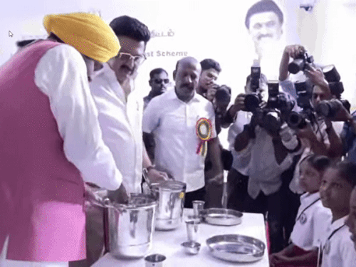 सीएम भगवंत मान ब्रेक फास्ट स्कीम में बच्चों को खाना परोसते हुए।