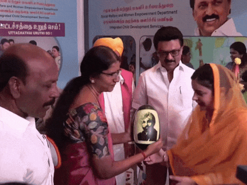 पंजाब सीएम की पत्नी को भगवंत मान की तसवीर वाला गिफ्ट देते हुए।