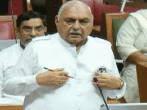 विधानसभा में लॉ एंड ऑर्डर के मुद्दे पर सीएम सैनी और पूर्व सीएम हुड्‌डा भिड़ गए। वहीं, दैनिक भास्कर एप पर पब्लिश हुई मनीषा के पिता की खबर को लहराते हुए मंत्री विपुल गोयल। - Dainik Bhaskar