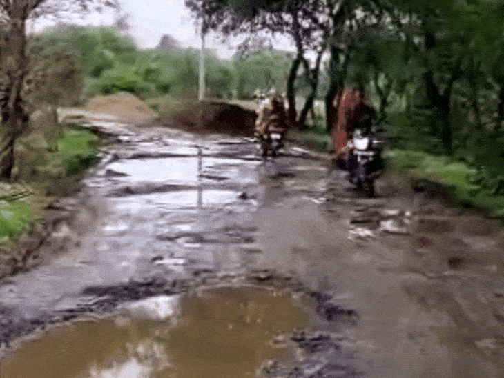 NTPC सीपत इलाके और आसपास की सड़कें बदहाल हो गई हैं। बड़े-बड़े गड्ढे हो गए हैं।