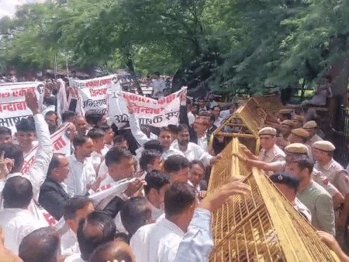 सोमवार को वकीलों ने कलेक्ट्रेट के सामने विरोध प्रदर्शन किया था