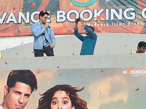 घटना के बाद जाह्नवी स्टेज से नीचे चली गईं। वहीं, सिद्धार्थ मौजूद रहे।