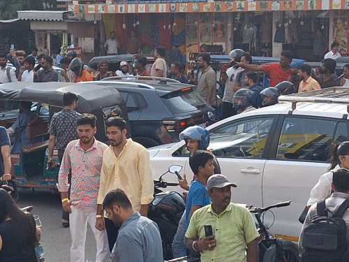 दोनों एक्टर्स को देखने बड़ी संख्या में फैंस पहुंचे। इससे सड़क पर जाम लग गया।