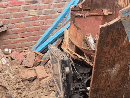 Three people were injured when the roof of the house collapsed due to rain in Amritsar.