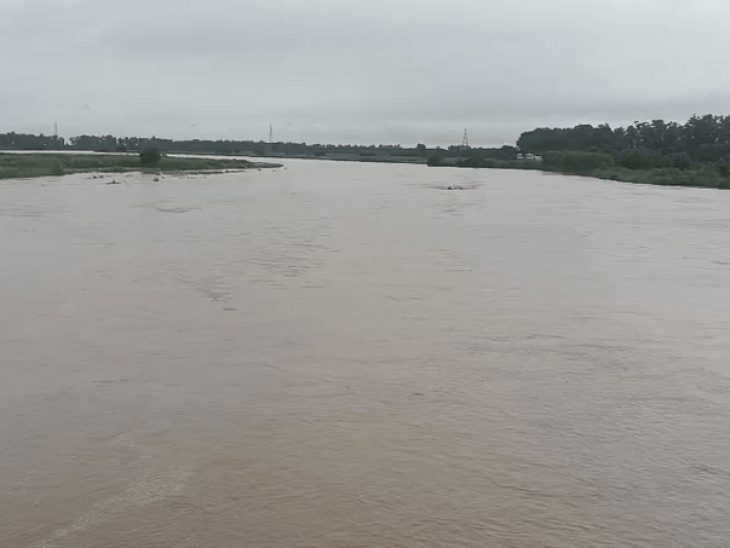 भाखड़ा बांध से पानी छोड़े जाने के बाद सतलुज के जलस्तर में बढ़ौतरी हुई है।