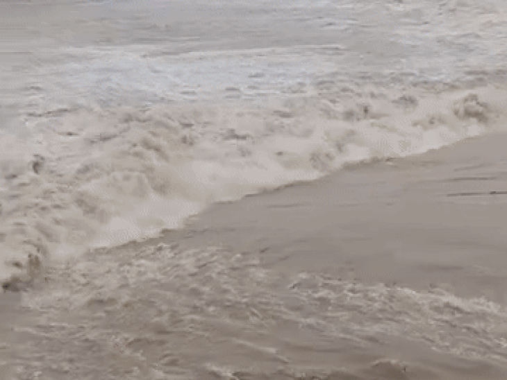 रणजीत सागर बांध से पानी छोड़े जाने के बाद से रावी में जलस्तर लगातार बढ़ रहा है। - Dainik Bhaskar