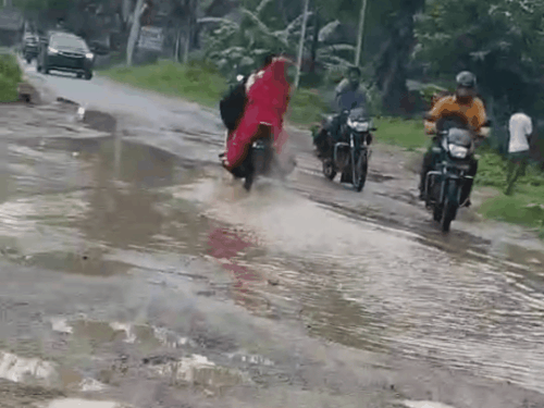 रतनपुर से सेंदरी रोड पर कई ब्लैक स्पाट हैं। इससे हादसे हो रहे हैं। साथ ही सड़क की दुर्दशा भी जानलेवा है।