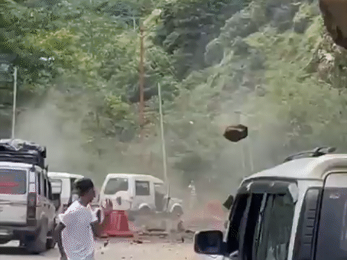 अरुणाचल प्रदेश के पश्चिम कामेंग जिले में सैपर कैंप के पास लैंडस्लाइड से दिरांग और तवांग के बीच लगभग 120 मीटर लंबा रास्ता बंद हो गया।