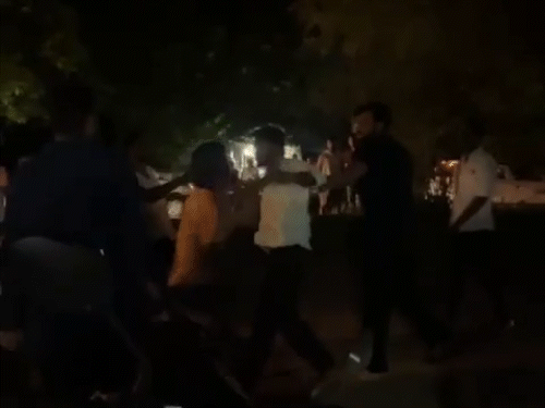 युवक को दौड़ा-दौड़ाकर बेरहमी से पीटा गया। कड़े से भी वार किया गया।