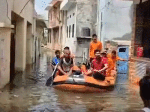 राजस्थान के नागौर जिले की कॉलोनियों में 3 फीट तक पानी भर गया है। सोमवार को अधिकारियों ने नाव पर बैठकर प्रभावित इलाकों का दौरा किया।